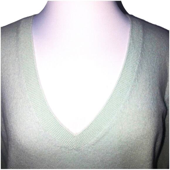 Vince Weekend V-neck Cashmere Sweater Medium EUC - Picture 3 of 10